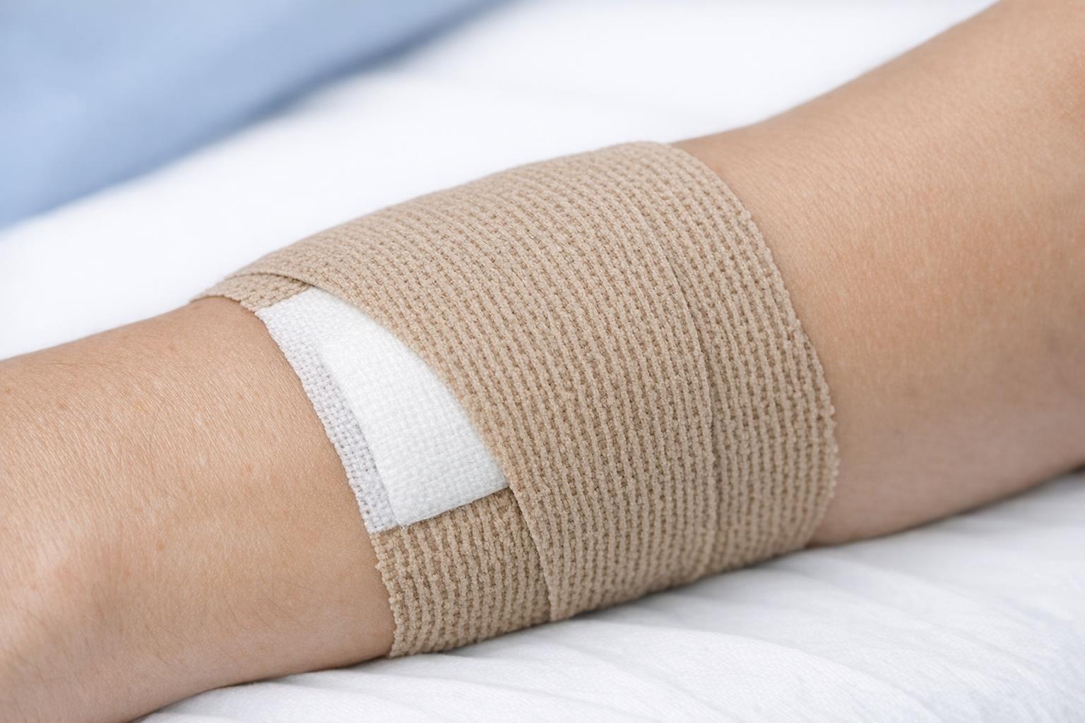 Bandaż samoprzylepny jako wygodne wsparcie opatrunku: praktyczny przewodnik